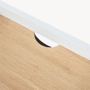 Mesita de noche Kuorshare 55x42x37 cm Blanco/Aspecto roble [en.casa]