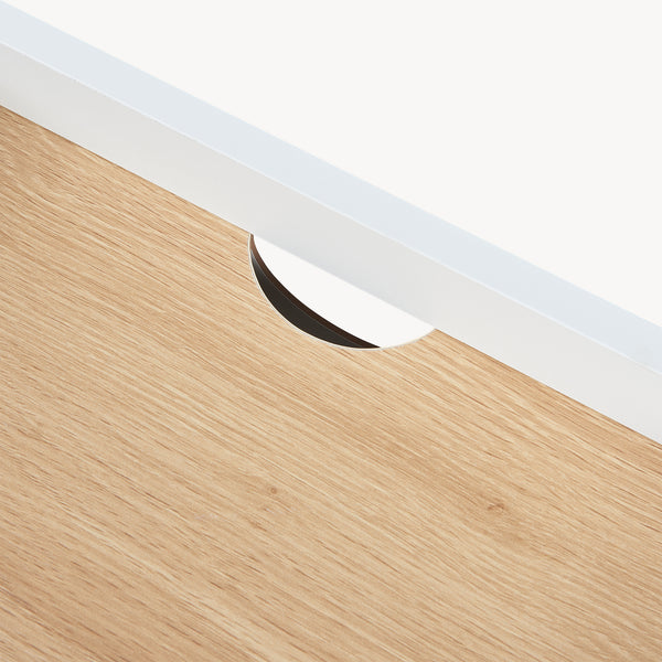 Mesita de noche Kuorshare 55x42x37 cm Blanco/Aspecto roble [en.casa]