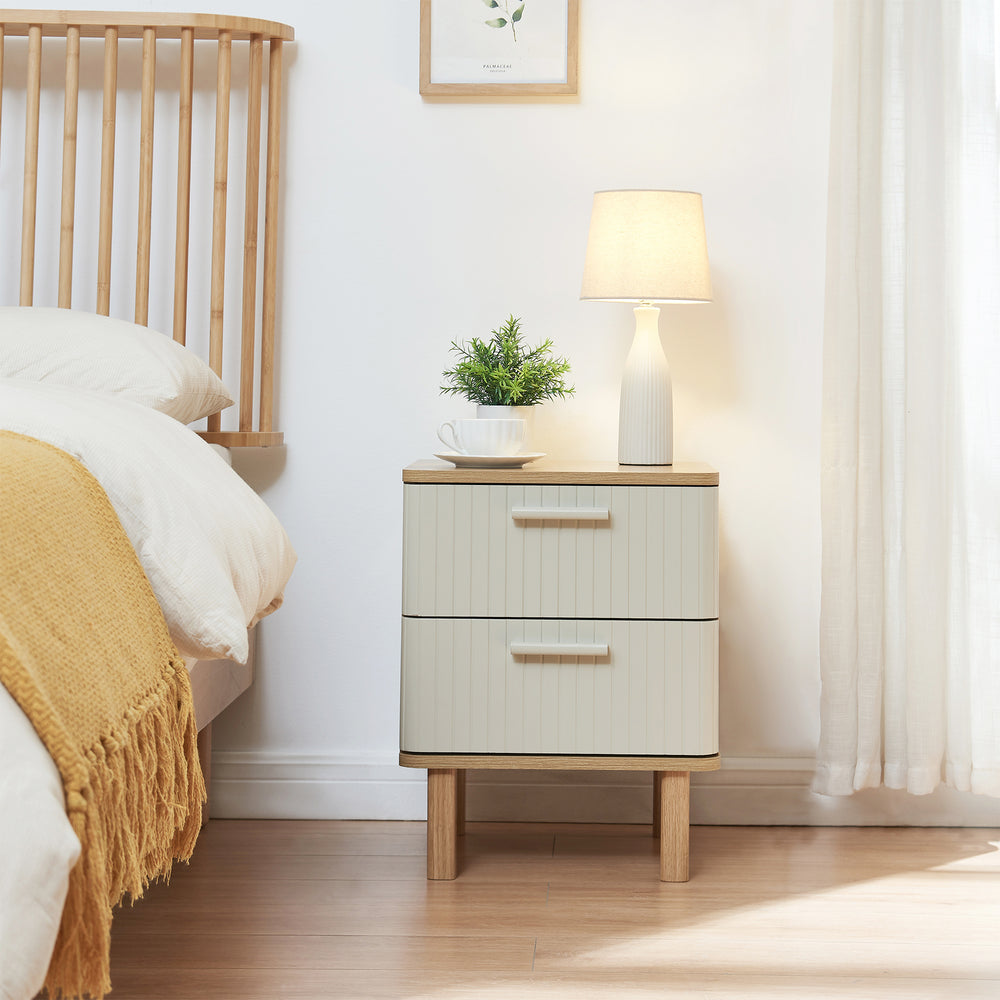 Mesita de noche Ferrersp con 2 cajones 50x40x40 cm aspecto roble/color arena [en.casa]