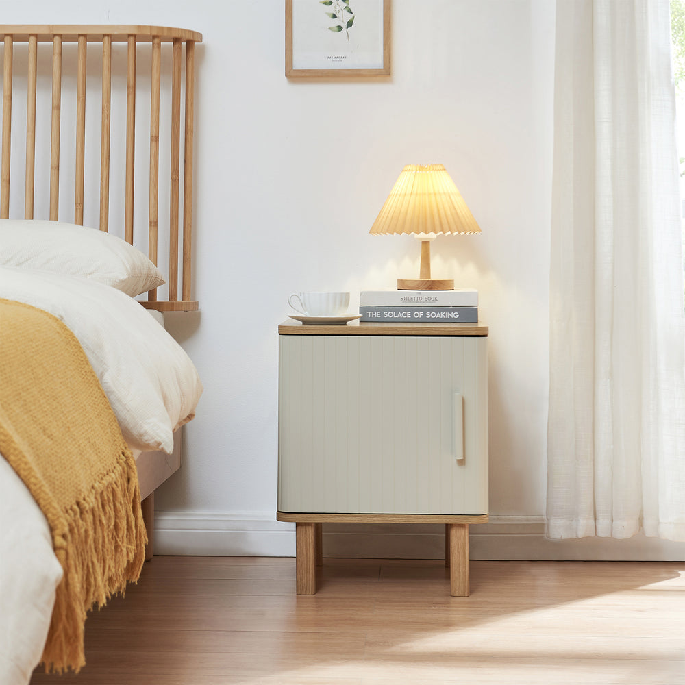 Mesita de noche Ferrersp con puerta 50x40x40 cm aspecto roble/color arena [en.casa]