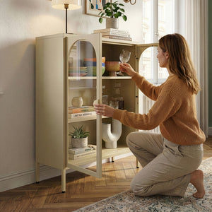 Aparador vitrina Klippestad acero 95x80x35 cm color camello [en.casa]