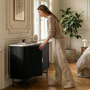 Aparador Olvehok com 3 portas 110x40x77cm - Negro [en.casa]