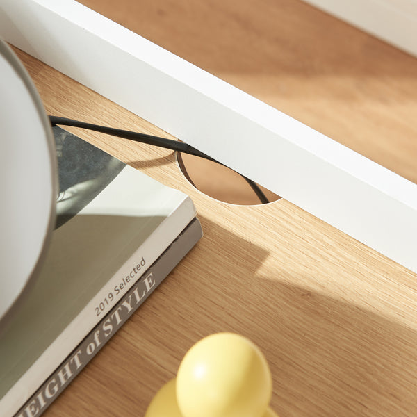 Mesita de noche Kuorshare 55x42x37 cm Blanco/Aspecto roble [en.casa]