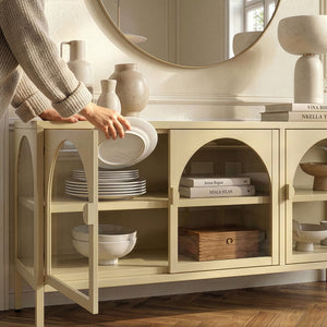 Aparador vitrina Klippestad acero 118x35x55 cm color camello [en.casa]
