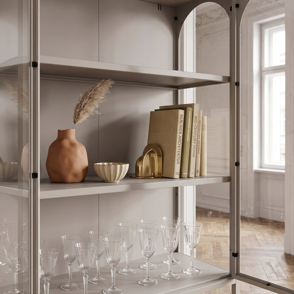 Vitrina Klippestad con 2 puertas arqueadas acero 160x80x35cm Gris cálido [en.casa]