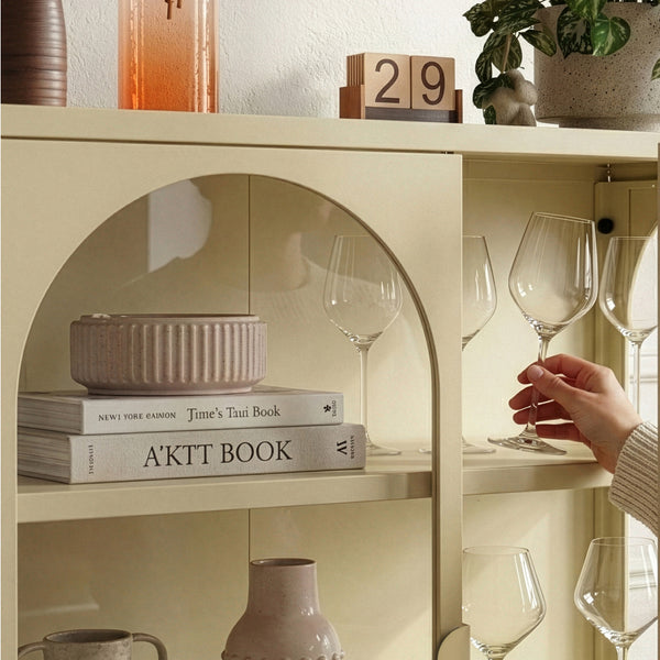 Aparador vitrina Klippestad acero 95x80x35 cm color camello [en.casa]