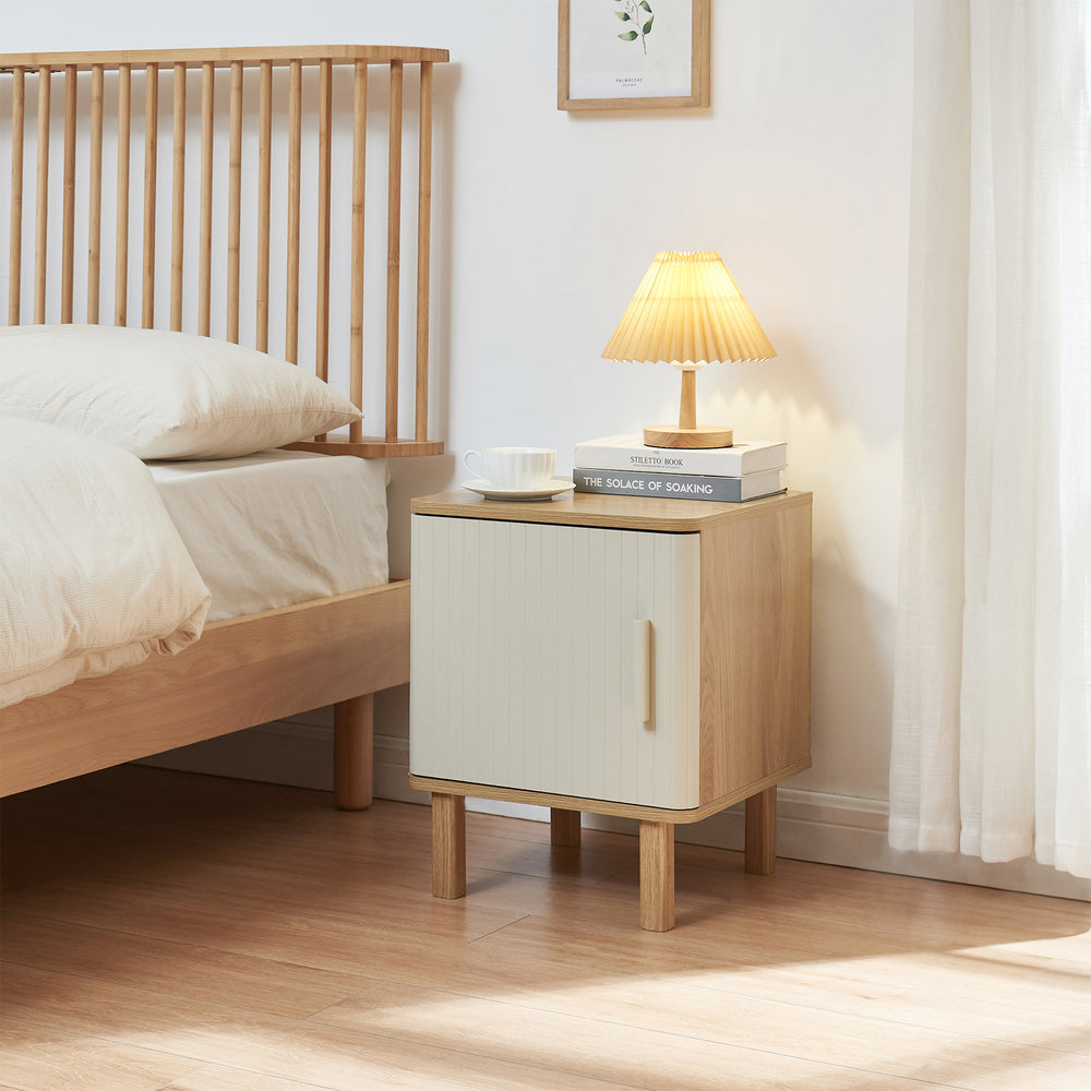 Mesita de noche Ferrersp con puerta 50x40x40 cm aspecto roble/color arena [en.casa]