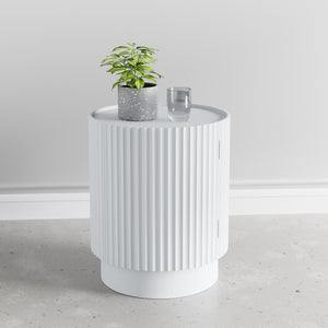 Mesa auxiliar Rill con puerta [en.casa]