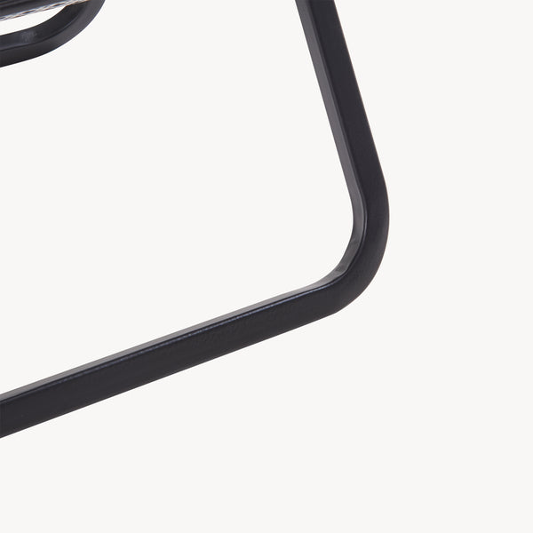 Mesa auxiliar con revistero Jäller [en.casa]