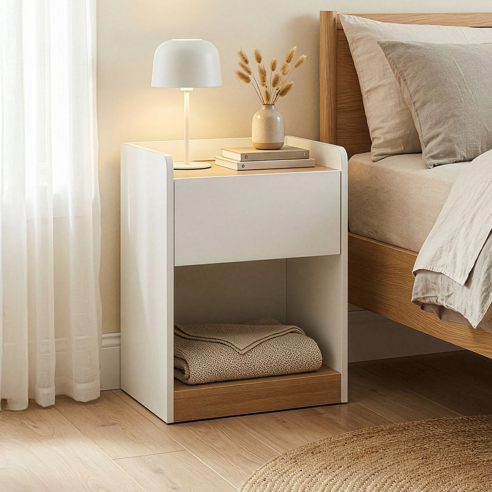 Mesita de noche Kuorshare 55x42x37 cm Blanco/Aspecto roble [en.casa]