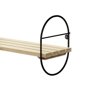 Estantería de pared Oulu con marco de metal negro/natural en varios tamaños [en.casa]