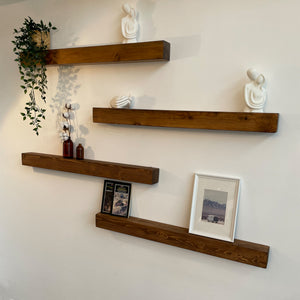 Estantería de pared Munkebo de madera de pino, teñida en varios tamaños [en.casa]