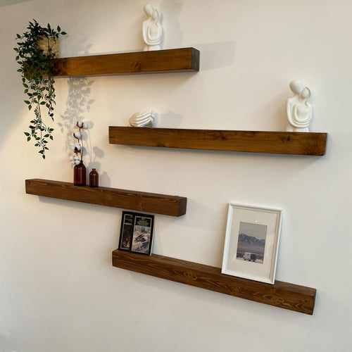 Estantería de pared Munkebo de madera de pino, teñida en varios tamaños [en.casa]